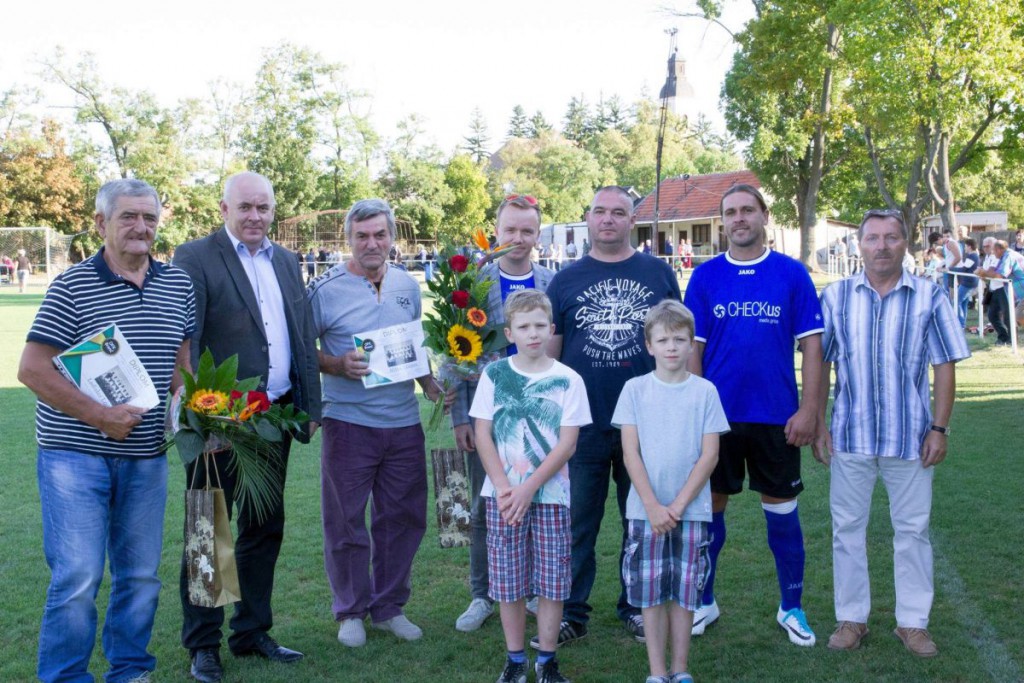 Pekný polčasový moment: Ladislav Lörincz st., predseda ObFZ Nitra Štefan Korman, Milan Lörincz, Ladislav Kazán, Ladislav Lörincz ml., Roland Lörincz. V popredí nádeje futbalu v Branči - Ádám a Šimon Csámpayovci. 